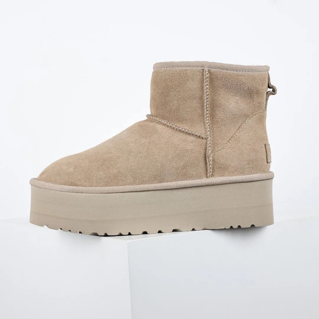 Pick up locally 💰580 Core recommended good price It is a very suitable choice for home furnishings. In the new year, uug launched a series of styles, which are partial to the preferences of young consumers and have also moved to the forefront of fashion trends. Shoe body material: water-repellent coated suede upper, 17 mm UGGPURE™ implantable wool insole, lightweight non-slip and comfortable rubber outsole, with brand LOGO and trademark, with full packaging Size: 35 36 37 38 39 40